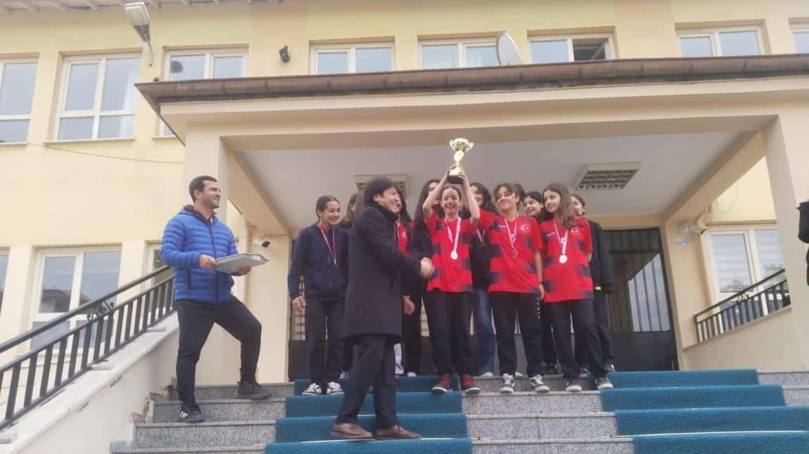 Okulumuz Kız Futsal Takımından Büyük Başarı