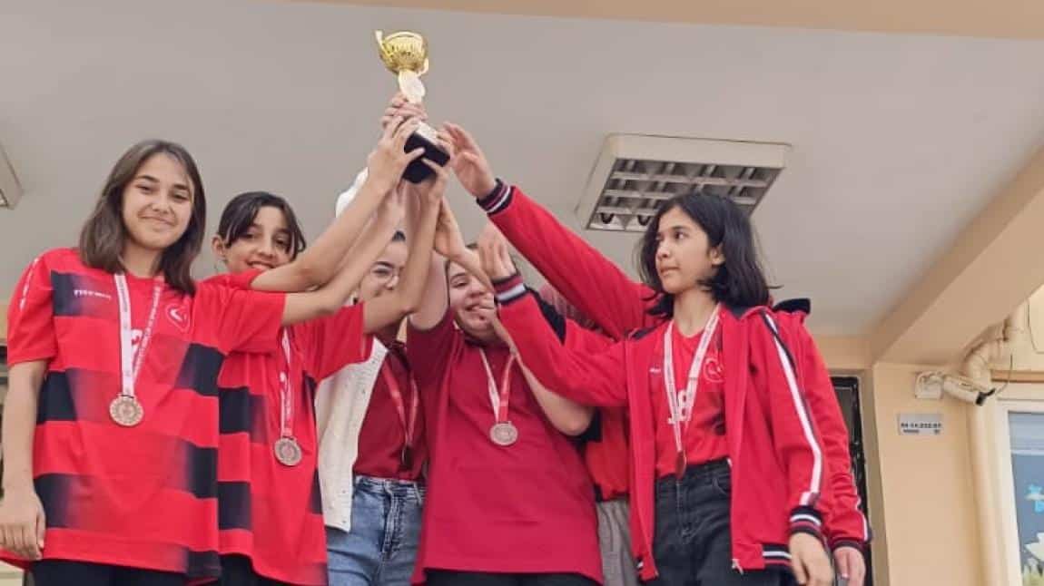 Okulumuz Kız Futbol Takımından Büyük Başarı